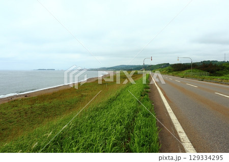 国道228号 日本海追分ソーランラインの鴎島方面の道路（北海道江差町） 129334295