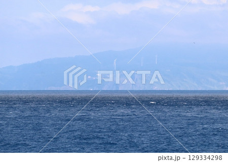 北海道最南端の白神岬から眺める青森県龍飛崎 129334298