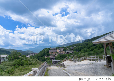 青空の万座温泉展望台 129334319
