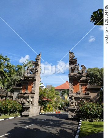 バリ島の南国感あふれるリゾートホテル 129334486