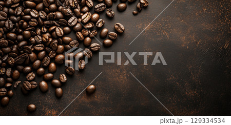 茶色い背景に並べられたコーヒー豆の背景 129334534