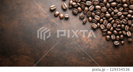 茶色い背景に並べられたコーヒー豆の背景 129334536