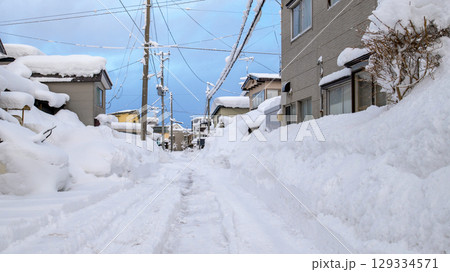 雪国の生活：吹雪の後の雪まみれの住宅地の生活道路 129334571