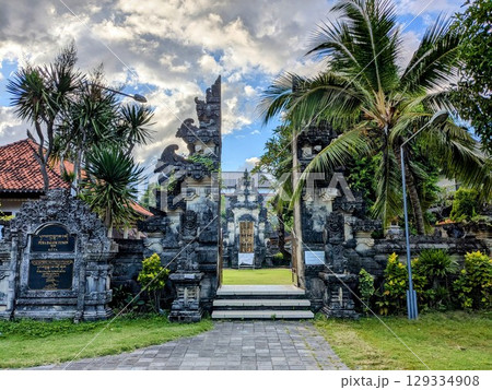 バリ島のあちこちにあるバリヒンドゥー教の寺院 129334908