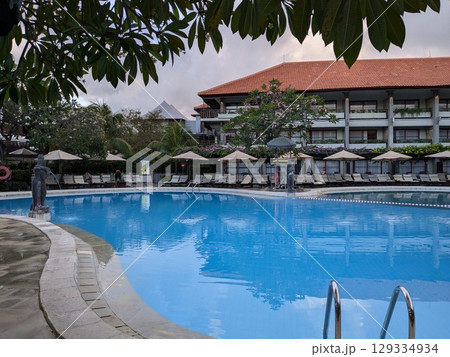 バリ島の南国感あふれるリゾートホテルの風景 129334934