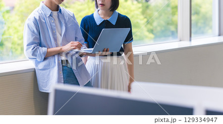 相談する二人 129334947