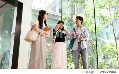 窓辺で会話する学生たち 129334960
