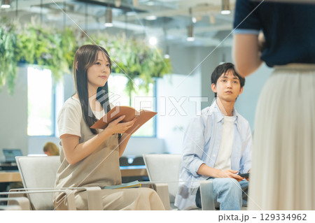 　講演を聞く大学ゼミ生 129334962