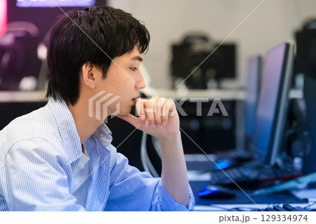 　真剣な表情の男子eスポーツプレイヤー 129334974