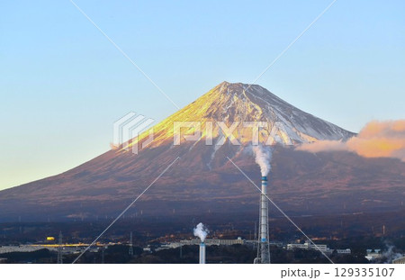 新幹線から眺める冬の富士山夕景 新幹線から眺める冬の富士山夕景 129335107