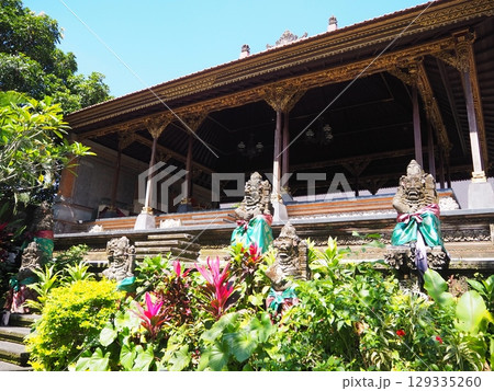 バリ島ウブドにある観光地「ウブド王宮」 129335260