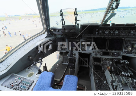 C－17輸送機の操縦席　コクピット　輸送機の操縦席 129335599