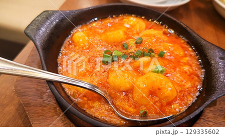 鉄板の上の熱々エビチリ 129335602