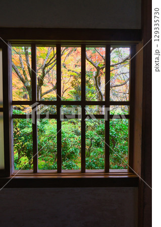大原　三千院　美しい紅葉（京都府京都市左京区） 129335730