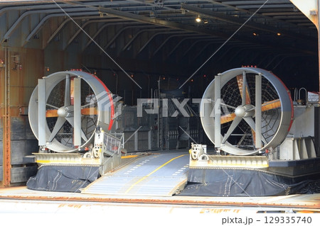 輸送艦に搭載されたLCAC　 129335740