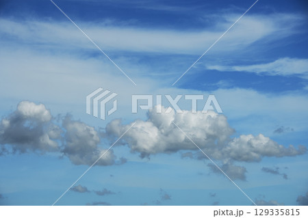 青空と白い雲 129335815