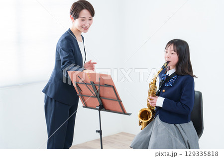 音楽のレッスン　先生と生徒 129335818