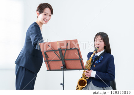 音楽のレッスン　先生と生徒 129335819