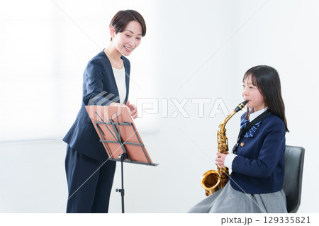 音楽のレッスン 先生と生徒 音楽のレッスン 先生と生徒 129335821