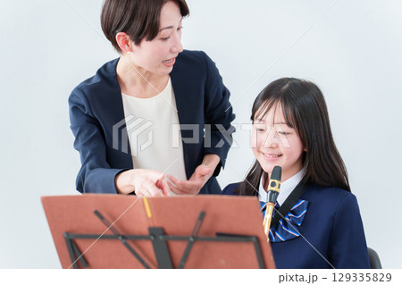 音楽のレッスン 先生と生徒 音楽のレッスン 先生と生徒 129335829