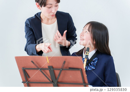 音楽のレッスン 先生と生徒 音楽のレッスン 先生と生徒 129335830