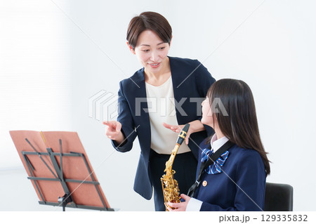 音楽のレッスン 先生と生徒 音楽のレッスン 先生と生徒 129335832