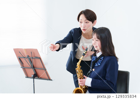 音楽のレッスン 先生と生徒 音楽のレッスン 先生と生徒 129335834