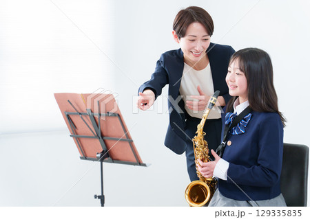 音楽のレッスン 先生と生徒 音楽のレッスン 先生と生徒 129335835