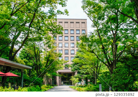 早稲田大学　大隈会館と大熊庭園への正門 129335892