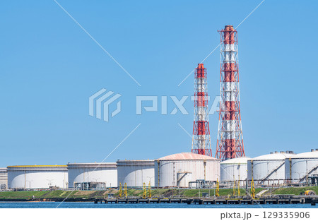 大型タンクが並ぶコンビナート(工場イメージ) 大型タンクが並ぶコンビナート(工場イメージ) 129335906