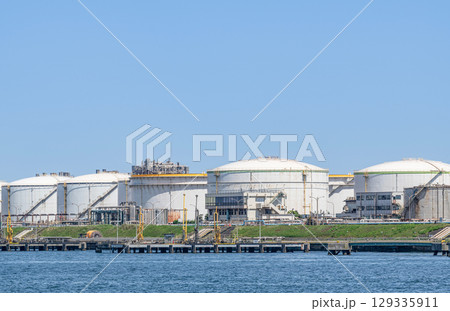 大型タンクが並ぶコンビナート（工場イメージ） 129335911