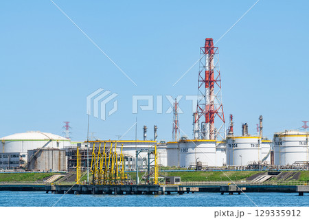 大型タンクが並ぶコンビナート(工場イメージ) 大型タンクが並ぶコンビナート(工場イメージ) 129335912