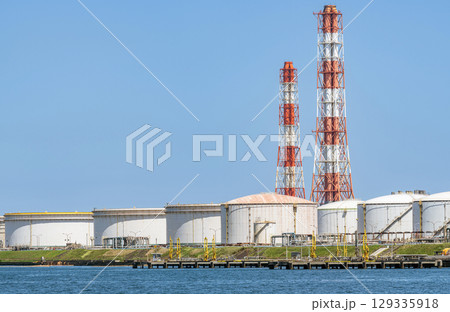 大型タンクが並ぶコンビナート（工場イメージ） 129335918