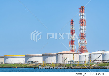 大型タンクが並ぶコンビナート（工場イメージ） 129335919