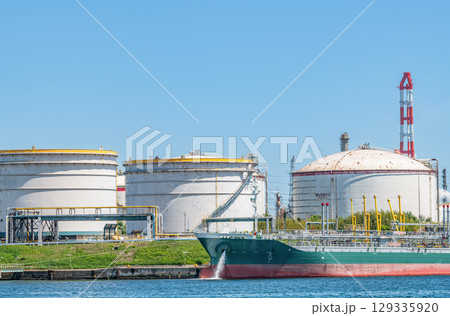 大型タンクが並ぶコンビナート（工場イメージ） 129335920