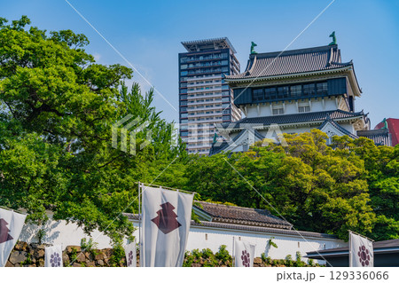 【福岡県北九州市】晴天下の小倉城 129336066