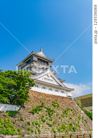 【福岡県北九州市】晴天下の小倉城 129336069