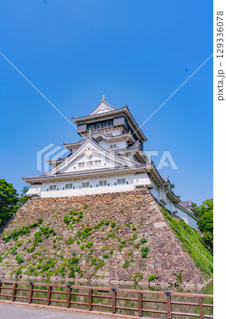 【福岡県北九州市】晴天下の小倉城 129336078