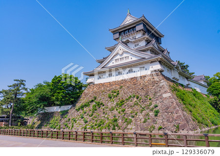 【福岡県北九州市】晴天下の小倉城 129336079