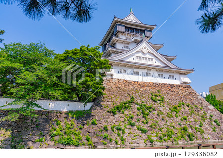 【福岡県北九州市】晴天下の小倉城 129336082