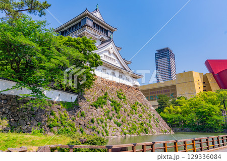 【福岡県北九州市】晴天下の小倉城 129336084