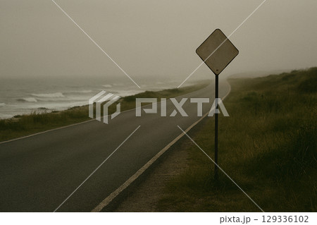 海に続く道路標識 129336102