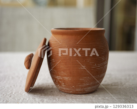 素朴な陶器の塩壺 129336313
