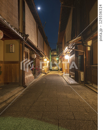 夜の京都 路地裏の灯り 夜の京都 路地裏の灯り 129336314