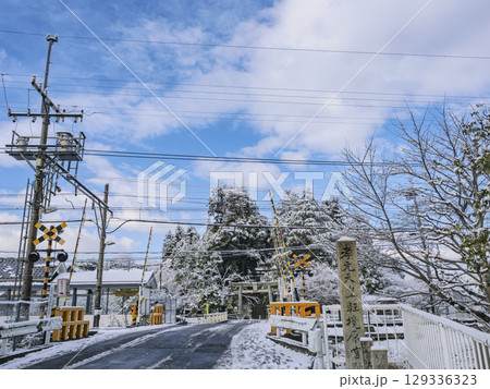 雪の朝の踏切と青空 雪の朝の踏切と青空 129336323