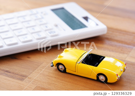 電卓と自動車 電卓と自動車 129336329