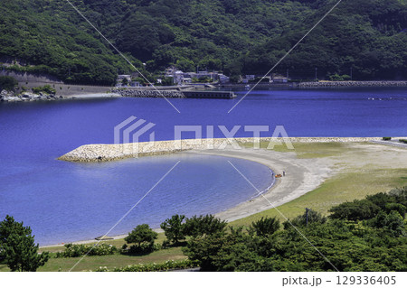 半月型の砂浜と青い海が美しいムーンビーチ井野浦の夏景色 半月型の砂浜と青い海が美しいムーンビーチ井野浦の夏景色 129336405