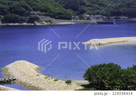 半月型の砂浜と青い海が美しいムーンビーチ井野浦の夏景色 半月型の砂浜と青い海が美しいムーンビーチ井野浦の夏景色 129336414