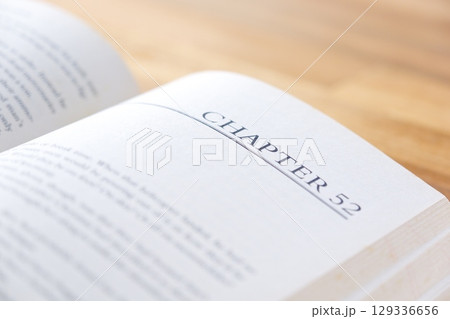 英語のペーパーバックのページを開いて、のんびり読書を楽しんでいるイメージ 英語のペーパーバックのページを開いて、のんびり読書を楽しんでいるイメージ 129336656