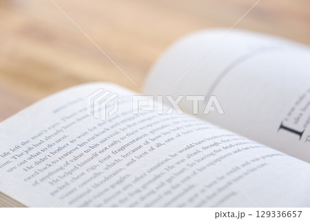 英語のペーパーバックのページを開いて、のんびり読書を楽しんでいるイメージ 英語のペーパーバックのページを開いて、のんびり読書を楽しんでいるイメージ 129336657
